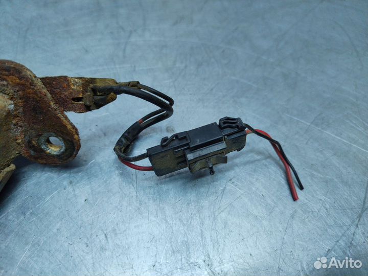 Замок двери багажника Nissan Lucino N15 1995 г.в