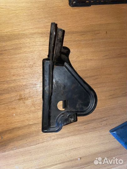 Кронштейн резонатора воздушного фильтра Peugeot