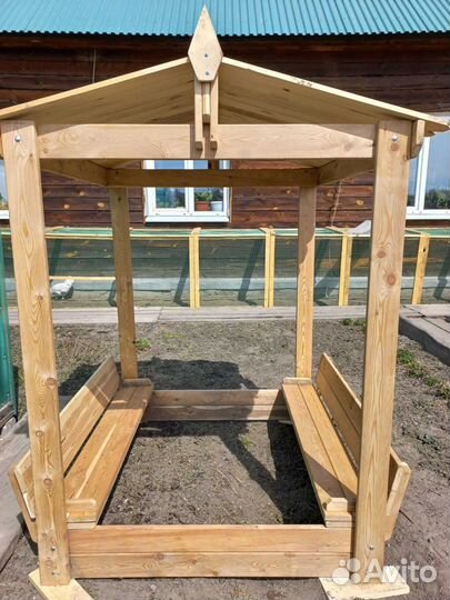 Песочница с крышей