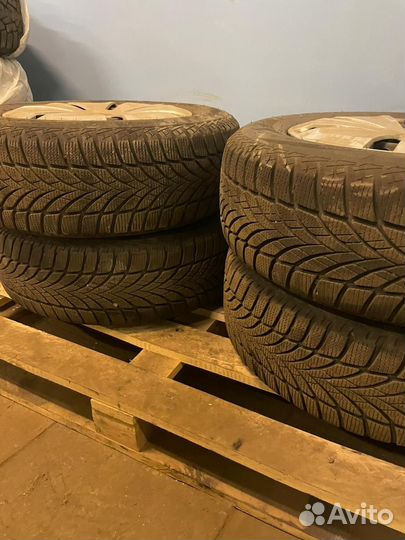 Goodyear UltraGrip Ice 2 215/65 R16 98T