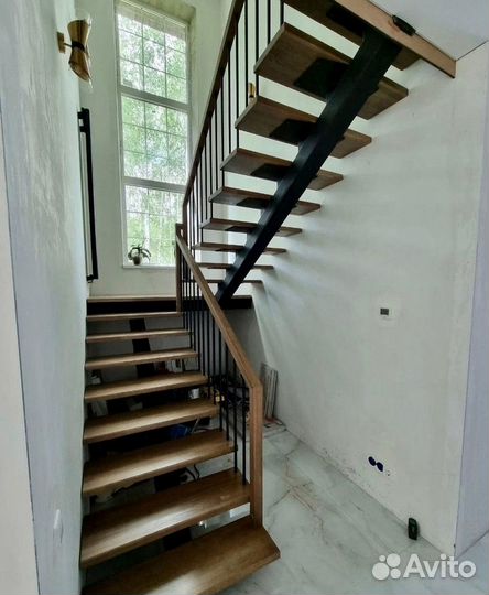 Лестница с площадкой на второй этаж