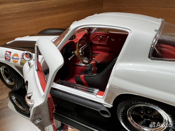 Модель автомобиля 1/18 exoto Corvette Grand Sport