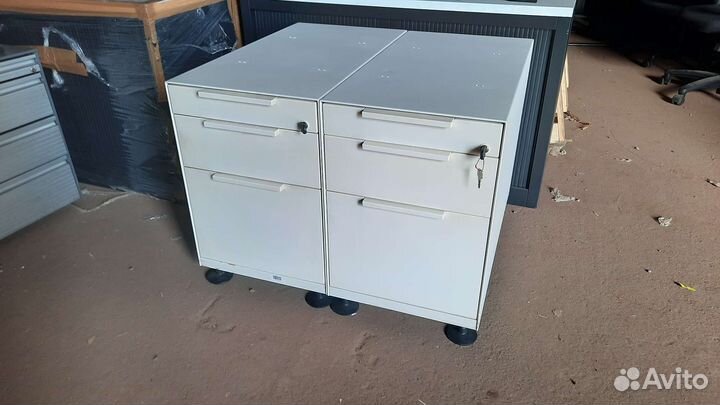 Тумбы инструментальные, металлические Vitra