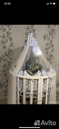 Детская кроватка с маятником