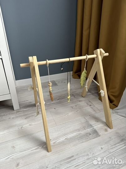 Деревянный мобиль с игрушками монтессори