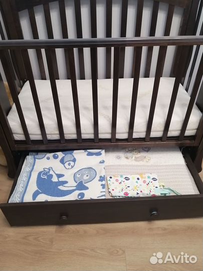 Детская кровать и комод