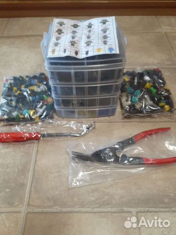 Клипсы автомобильные (1050 штук + 2 съемника)