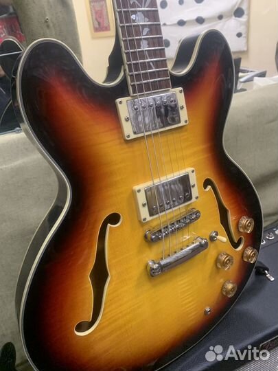 Полуакустическая электрогитара