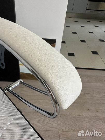 Белое компьютерное кресло