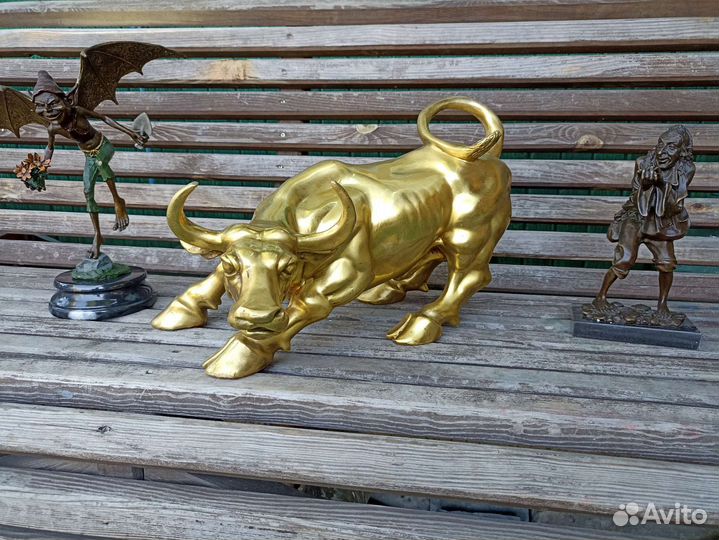 Бык биржевой.золотой телец.огромный