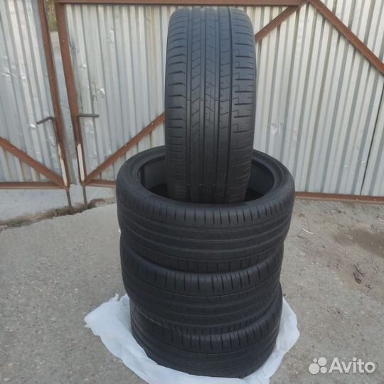 Pirelli P Zero 255/35 R21 и 285/30 R21