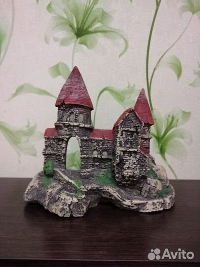 Замок в аквариум