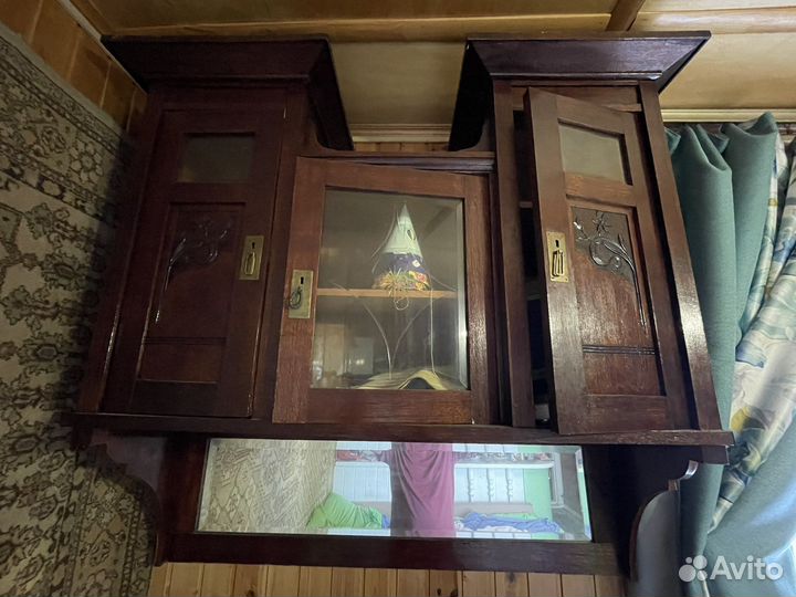 Антикварный шкаф витрина
