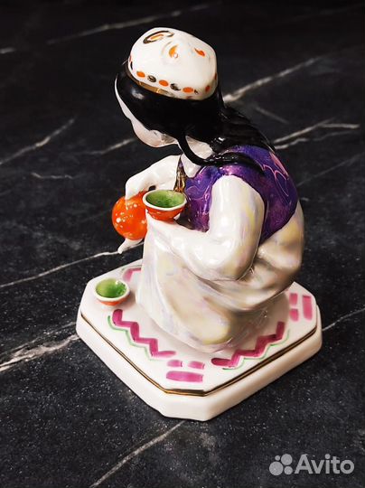 Статуэтка узбечка с чайником