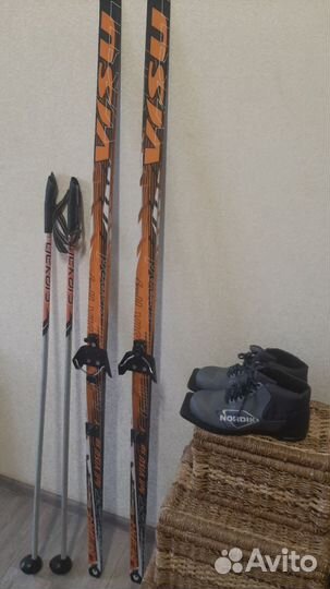 Лыжные ботинки 37 р. и лыжи палки