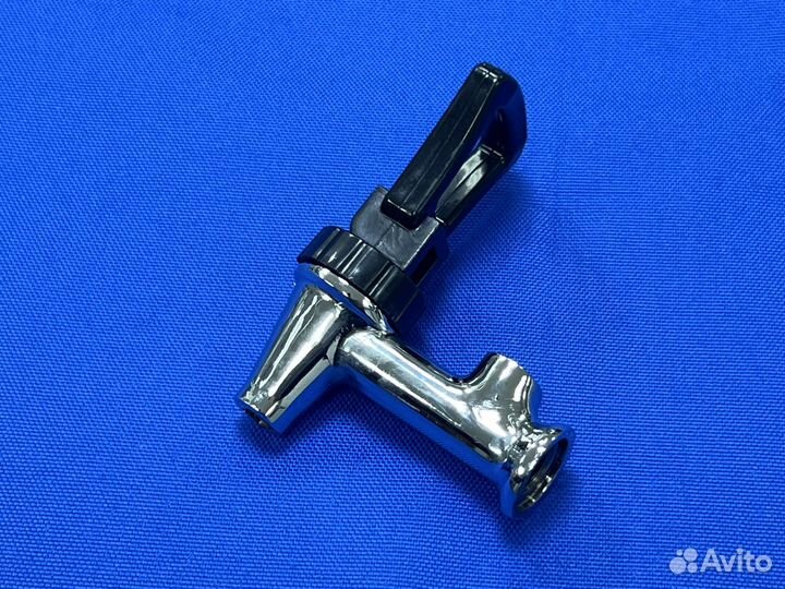 Кран промышленного кипятильника металлический