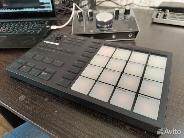 Контроллер NI Maschine Mikro Mk 3