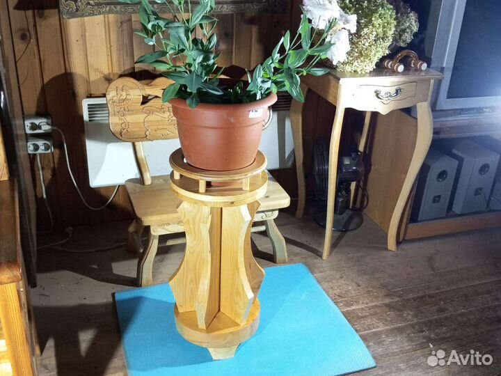 Подставка для цветов деревянная