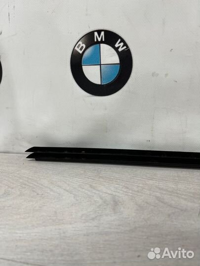 Уплотнитель стекла двери задний правый Bmw X5