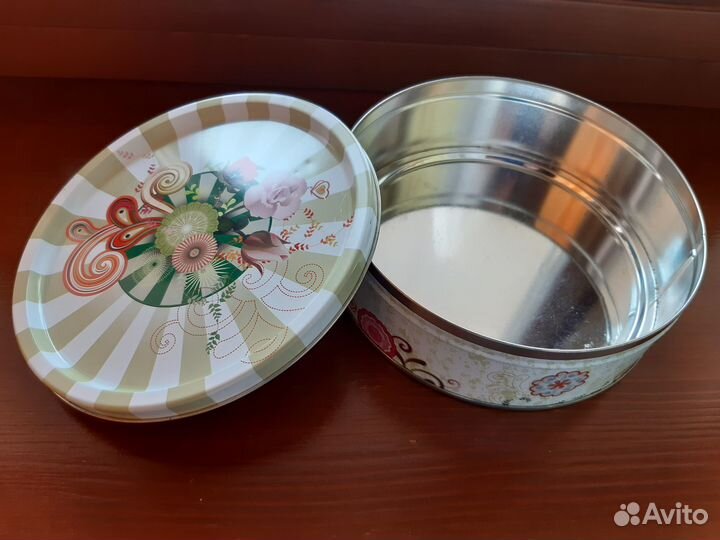 Банка жестяная, шкатулка