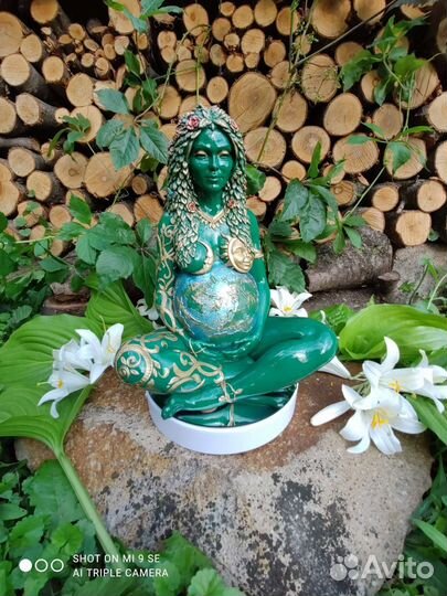 Гея зелёная статуэтка