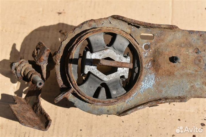 Кулак задний правый Ford Mondeo 4 поколение qxba