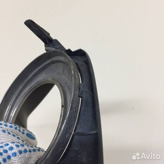 Рамка противотуманной фары правой Toyota Land Crui