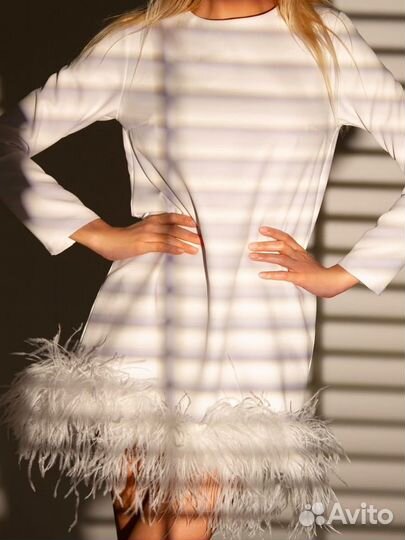 Платье с перьями