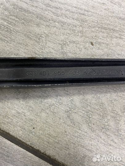 Поводок стеклоочистителя правый Ауди А8 Д2