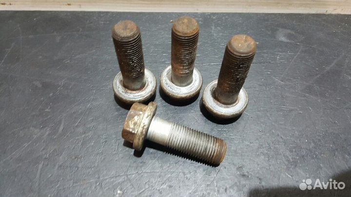 Болт крепления суппорта Porsche Cayenne 957 GTS