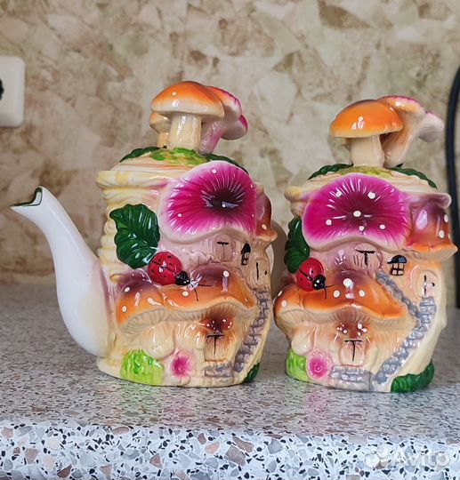 Заварочный чайник и сахарница