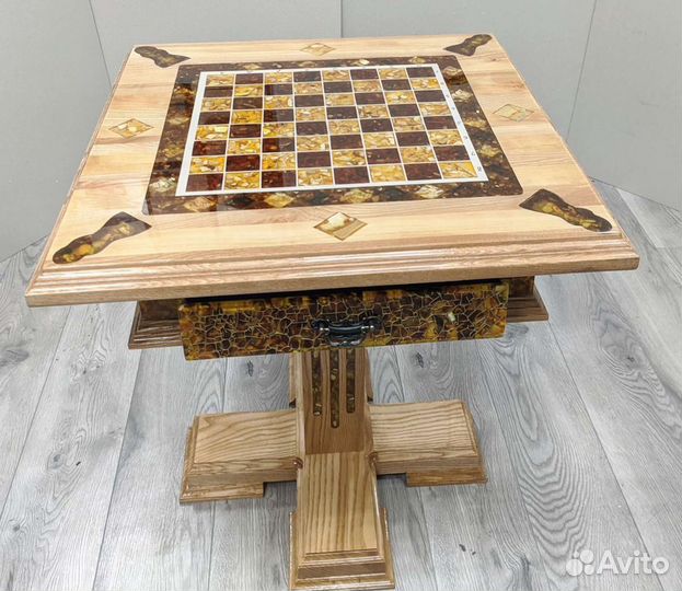 Столик с полем для игры в шахматы и шашки