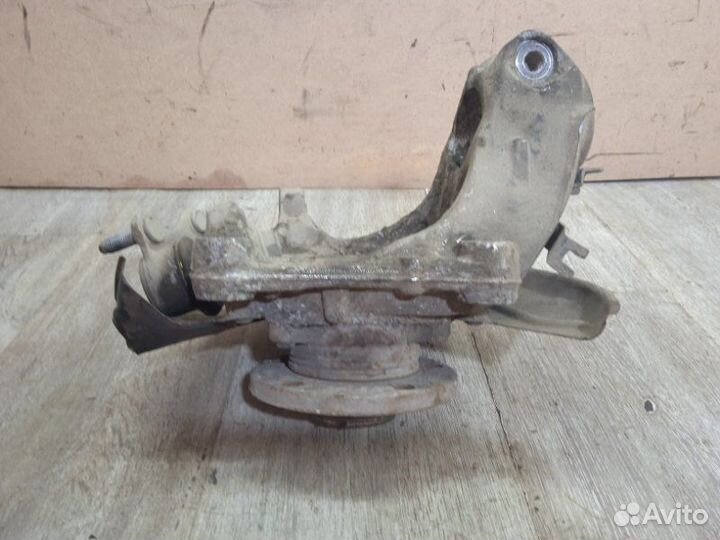 Кулак поворотный передний левый Volkswagen Passat