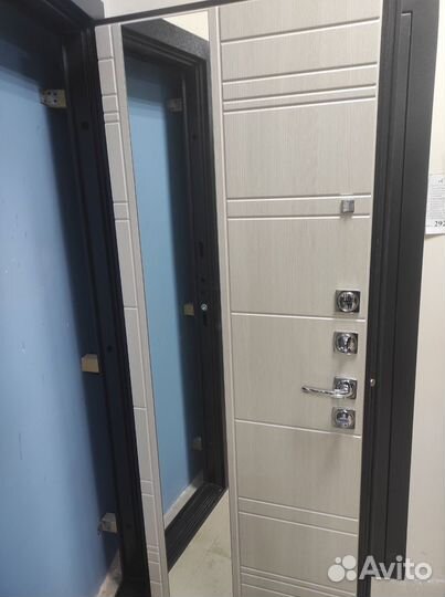 Дверь входная металлическая с зеркалом Лион