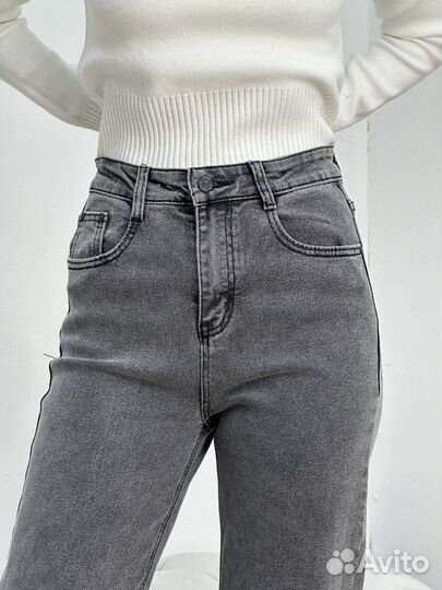 Светло-серые джинсы трубы женские