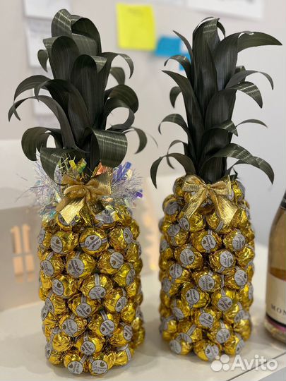 Ананас из конфет и шампанского
