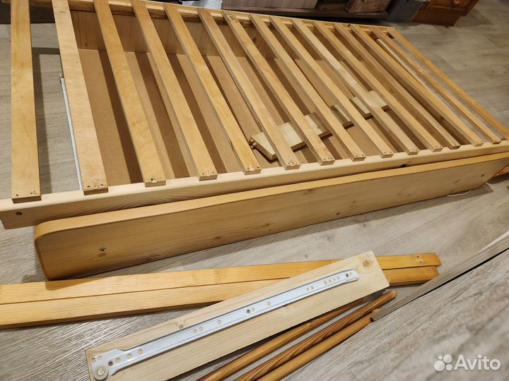 Детская кроватка с маятником и ящиком