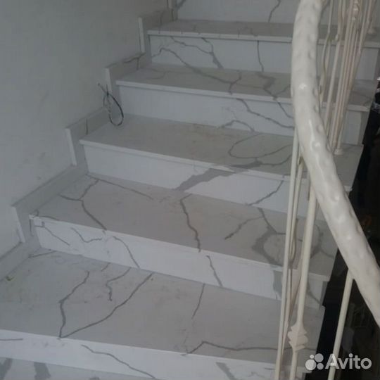 Лестница из камня кварцевый агломерат