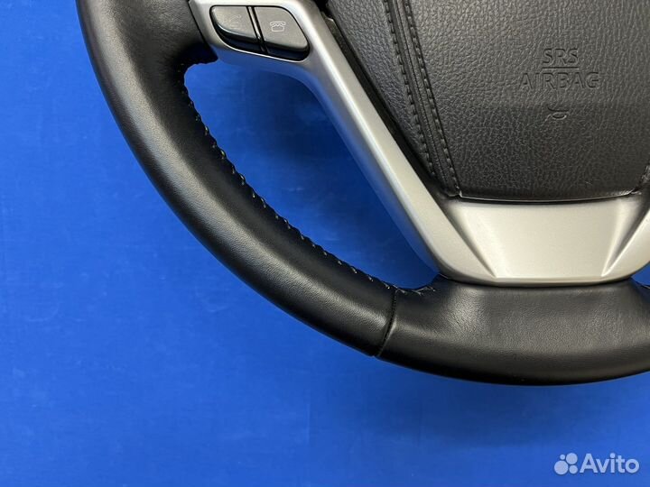 Оригинальный руль с косточкой Toyota Highlander 50
