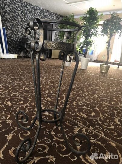 Напольная декоративная подставка для цветов