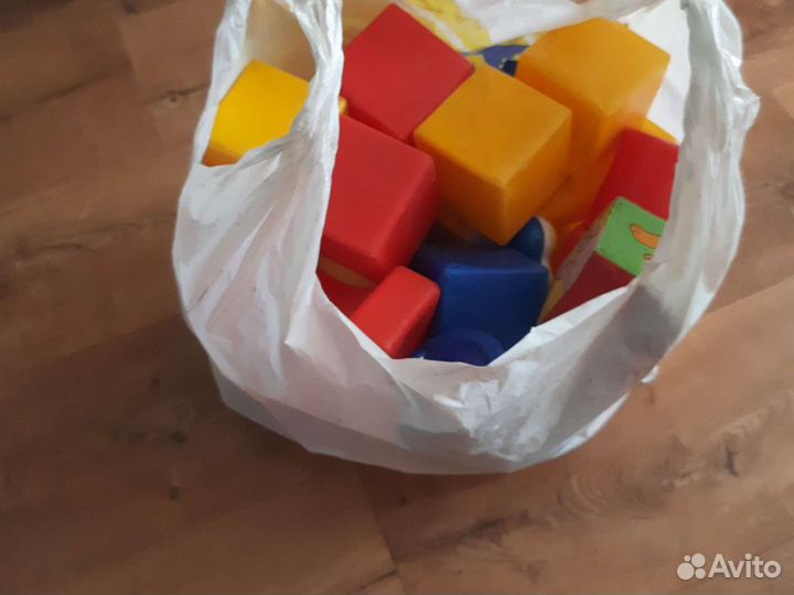 Развивающие игрушки: кубики и лего