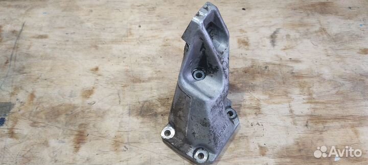 Кронштейн двигателя левый Toyota Mark 2