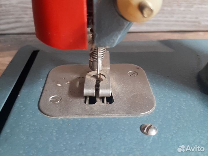 Игрушечная швейная машинка СССР