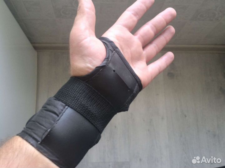 Бандаж на запястье