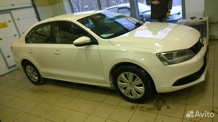 Лобовое стекло Volkswagen Jetta с молдингом