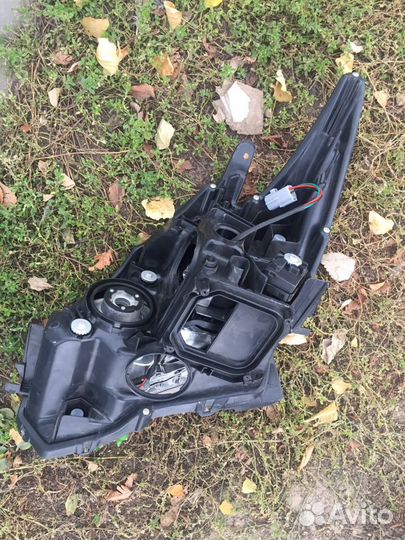 Фара передняя левая Toyota prius