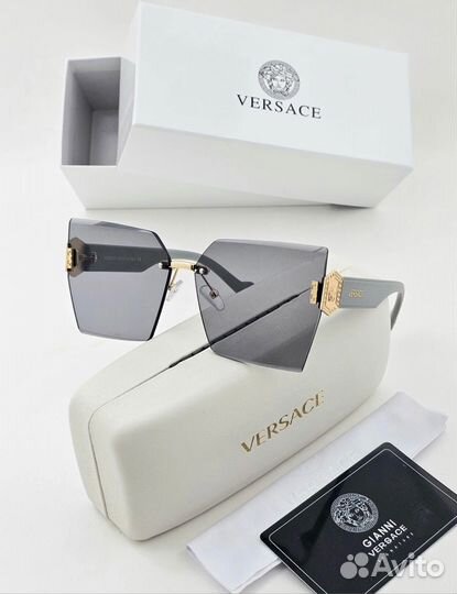 Солнцезащитные очки Versace