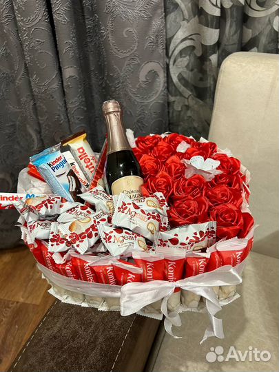 Бокс-сердце, сладкий подарок с атласными розами