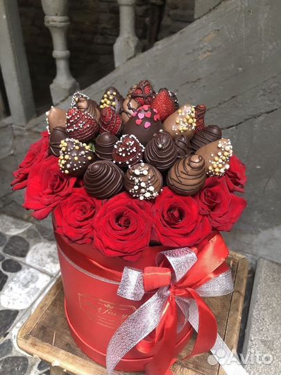 Клубника в шоколаде с цветами