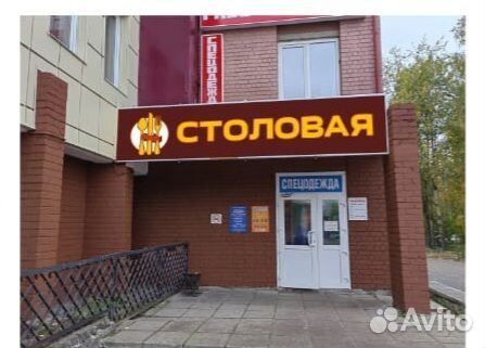 Кухонный работник в столовую